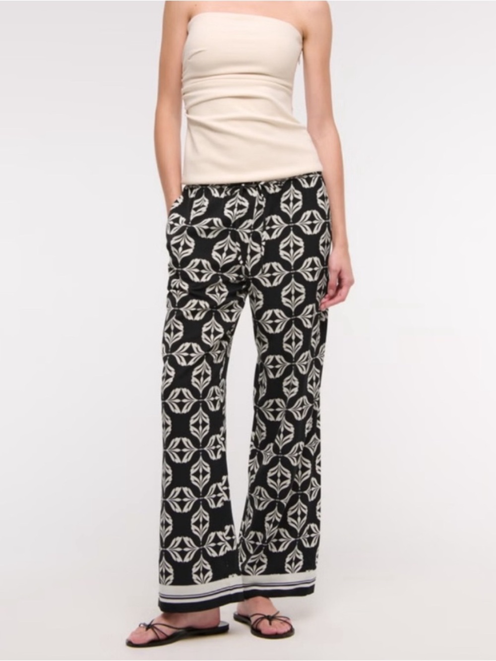 Abercrombie & Fitch Black and Cream Floral-Print Lounge Pants